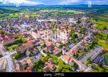 Malerische Stadt Krizevci in Prigorje Region Luftbild, Nordkroatien Stockfoto