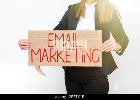 Textzeichen, das E-Mail-Marketing anzeigt Werbesendungen an eine Gruppe von Personen per E-Mail senden. Geschäftsansatz Werbebotschaft per Post an eine Gruppe von Anzeigen senden Stockfoto