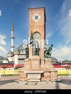 Republikanisches Denkmal oder Cumhuriyet-Aniti-Statue, mit Taksim-Moschee im Hintergrund, am Taksim-Platz, Istanbul, Türkei Stockfoto