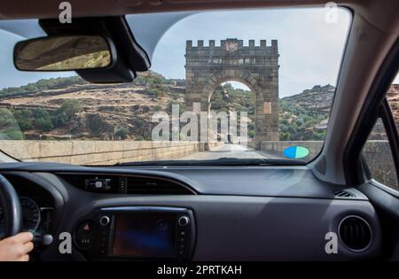 Überquerung der römischen Brücke von Alcantara, die noch aus dem 2. Jahrhundert v. Chr. in Gebrauch ist. Blick von der Innenseite des Autos Stockfoto