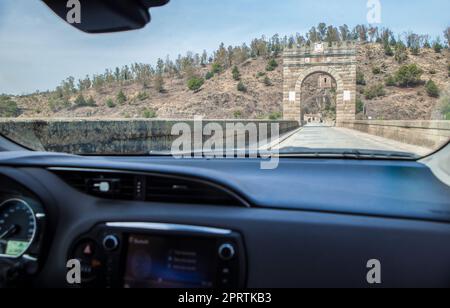 Überquerung der römischen Brücke von Alcantara, die noch aus dem 2. Jahrhundert v. Chr. in Gebrauch ist. Blick von der Innenseite des Autos Stockfoto