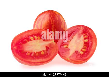 Frische ganze und halbe Tomaten Russische Königin isoliert auf Weiß Stockfoto