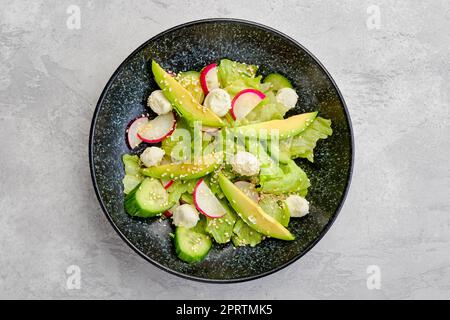 Blick von oben auf Salat mit Salat, Avocado, Rettich und Mozzarella Stockfoto