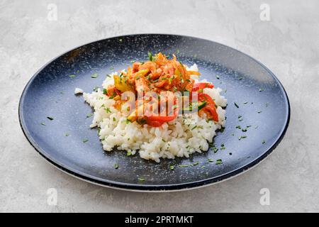 Rindfleisch mit gedämpftem Gemüse und gekochtem Reis Stockfoto