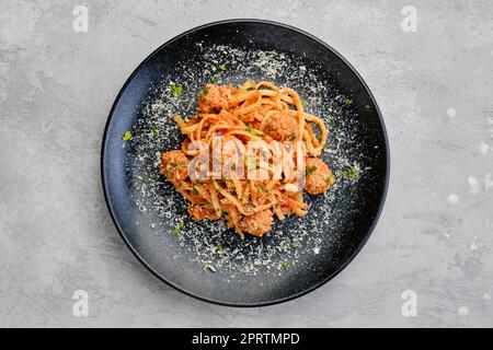 Draufsicht auf Spaghetti-Pasta mit Fleischbällchen und Käse Stockfoto