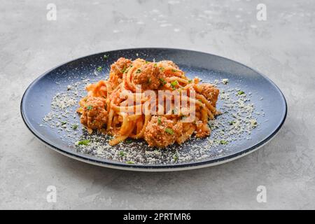 Spaghetti-Pasta mit Fleischbällchen und Käse Stockfoto