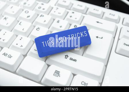 Konzeptionelle Beschriftung Tipps und Tricks hilfreiche Tipps, die bestimmte Aktionen einfacher machen. Ein Wort, das auf hilfreichen Hinweisen geschrieben wurde, die bestimmte Handlungen erleichtern Stockfoto