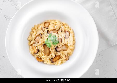 Portion Risotto mit gebratenen Eryngii-Pilzen Stockfoto