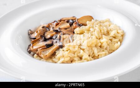 Portion Risotto mit gebratenen Eryngii-Pilzen Stockfoto