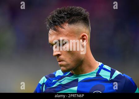 Mailand, Italien. 26. April 2023. Lautaro Martinez von Inter ist vor dem Halbfinale von Coppa Italia zwischen Inter und Juventus in Giuseppe Meazza in Mailand in Aufwärmphase. (Foto: Gonzales Photo/Alamy Live News Stockfoto