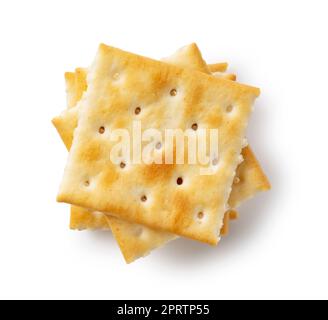 Cracker übereinander auf weißem Hintergrund platziert. Von oben gesehen. Stockfoto