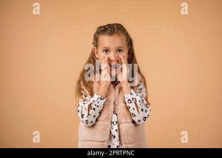 Kind jemanden anrufen. süsse kleine Mädchen schreien und halten Sie Ihre Hand in der Nähe von Ihrem Mund. Stockfoto