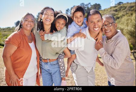 Große Familie, Porträt und fröhliches Lächeln von mutter, Vater und Kindern auf einer Wanderung oder einem Spaziergang mit Großeltern. Glück der Menschen aus Mexiko auf einem Spaziergang und Wanderung in der Natur mit Glück zusammen Stockfoto