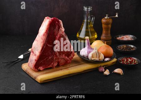 Rohes Porterhouse-Steak mit Gewürzen, fertig zum Kochen Stockfoto