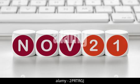 Buchstabenwürfel vor einer Tastatur - November 21 Stockfoto