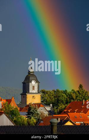 Ein Regenbogen hinter der Kirche von Herleshausen in Hessen Stockfoto