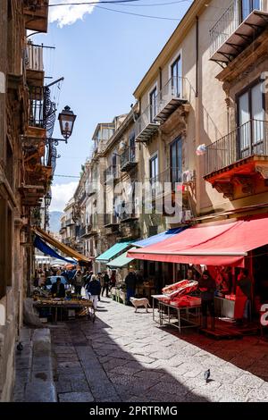 Ein Markt in einer historischen Straße in Palermo mit vielen überdachten Marktständen und Fußgängerzonen. Stockfoto