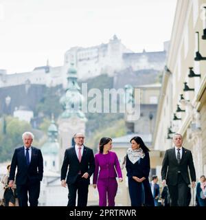 Salzburg, Österreich. 27. April 2023. Die Bundesaußenministerin Annalena Baerbock (Allianz 90/Grüne) nimmt an dem Treffen der deutschsprachigen Außenminister im Haus für Mozart in Salzburg Teil. (LR) Jean Asselborn, Außenminister Luxemburgs, Alexander Schallenberg, Außenminister Österreichs, Annalena Baerbock (Buendnis 90/die Grünen), Bundesaußenminister, Dominique Hasler, Außenminister Liechtensteins, und Ignazio Cassis, Außenminister der Schweiz. Kredit: Dpa/Alamy Live News Stockfoto