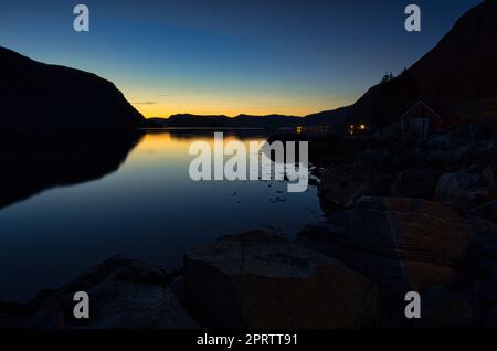 Angelurlaub in selje norwegen. Die blaue Stunde auf dem Fjord. Stockfoto