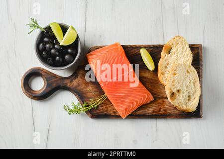 Blick von oben auf ein Stück frisches Lachssteak Stockfoto