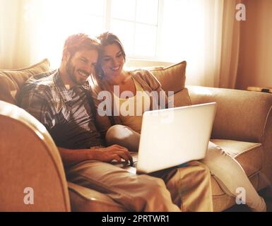 Ein junges Paar, das sich zu Hause auf dem Sofa entspannt. Stockfoto