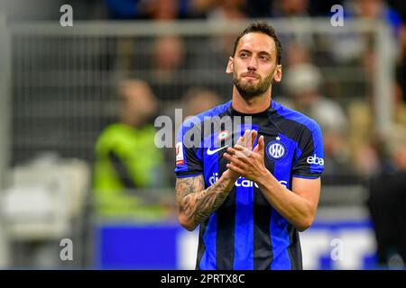 Mailand, Italien. 26. April 2023. Hakan Calhanoglu von Inter während des Coppa Italia Halbfinales zwischen Inter und Juventus bei Giuseppe Meazza in Mailand. (Foto: Gonzales Photo/Alamy Live News Stockfoto