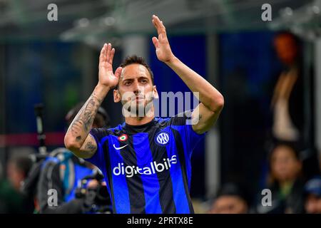 Mailand, Italien. 26. April 2023. Hakan Calhanoglu von Inter während des Coppa Italia Halbfinales zwischen Inter und Juventus bei Giuseppe Meazza in Mailand. (Foto: Gonzales Photo/Alamy Live News Stockfoto