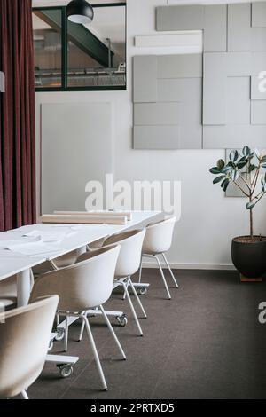 Stühle in der Nähe des Tisches mit Dokumenten im Büro Stockfoto