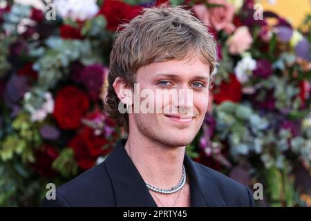 WESTWOOD, LOS ANGELES, KALIFORNIEN, USA - 26. APRIL: Freddie Dennis trifft am 26. April 2023 im Regency Village Theatre in Westwood, Los Angeles, Kalifornien, USA auf dem World Premiere Screening Event der Saison 1 von Netflix „Queen Charlotte: A Bridgerton Story“ ein. (Foto von Xavier Collin/Image Press Agency) Stockfoto