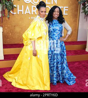 Westwood, Usa. 26. April 2023. WESTWOOD, LOS ANGELES, KALIFORNIEN, USA - APRIL 26: Golda Rosheuvel und Shonda Rhimes treffen am 26. April 2023 beim World Premiere Screening Event der Saison 1 von Netflix „Queen Charlotte: A Bridgerton Story“ im Regency Village Theatre in Westwood, Los Angeles, Kalifornien, USA ein. (Foto: Xavier Collin/Image Press Agency) Kredit: Image Press Agency/Alamy Live News Stockfoto