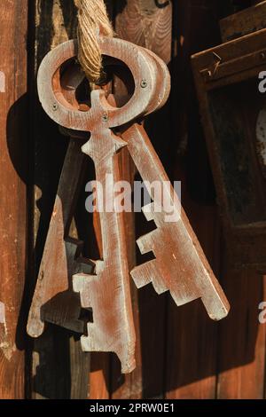 Ein Haufen alter Holzschlüssel, die an einem Seil hängen, Nahaufnahme. Stockfoto