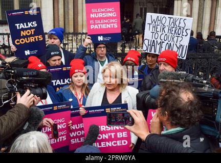 London, England, Großbritannien. 27. April 2023. PAT CULLEN, Generalsekretär des Royal College of Nursing, gibt eine Erklärung vor den königlichen Gerichten ab, da die britische Regierung wegen Streiks rechtliche Schritte gegen Krankenschwestern einleitet. (Kreditbild: © Vuk Valcic/ZUMA Press Wire) NUR REDAKTIONELLE VERWENDUNG! Nicht für den kommerziellen GEBRAUCH! Stockfoto