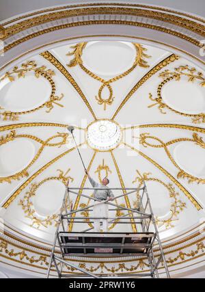 Andrew Brown verleiht der Restaurierung der Kuppeldecke in der Kapelle des Bar Convent Living Heritage Centre in York den letzten Schliff, während das älteste lebende Kloster Großbritanniens die Restaurierung seiner illegalen Kapelle aus dem 18. Jahrhundert enthüllt. Foto: Donnerstag, 27. April 2023. Stockfoto