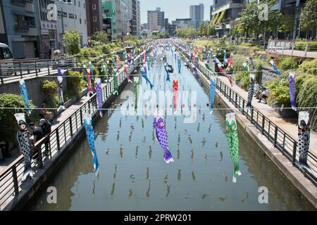 Tokio, Japan. 27. April 2023. Am Donnerstag, den 27. April 2023, werden rund 1500 Carp-Streuner rund um den Tokyo Skytree in Tokio, Japan, ausgestellt. Karpfenschlangen sind ein Symbol für den Wunsch nach Gesundheit und Kraft für Kinder, sind ein traditioneller Event Teil des Kindertags. Foto: Keizo Mori/UPI Credit: UPI/Alamy Live News Stockfoto