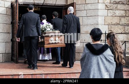 Tod, Begräbnis und Menschen mit Sarg zur Kirche, Kapellendienst und Zeremonie für Tempelritual. RIPPEN, Trauer und Beerdigung von Toten in Schatulle, Respekt oder Stockfoto