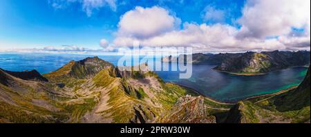 Luftpanorama des Husfjellet-Gebirges auf der Insel Senja im Norden Norwegens Stockfoto