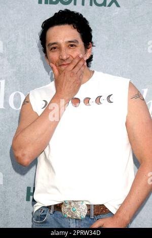 Los Angeles, Kalifornien. 26. April 2023. Gabriel Luna bei Ankunft für LOVE & DEATH Premiere, DGA New York Theater, Los Angeles, CA 26. April 2023. Kredit: Priscilla Grant/Everett Collection/Alamy Live News Stockfoto