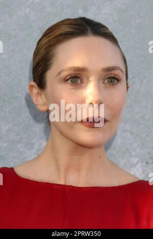Los Angeles, Kalifornien. 26. April 2023. Elizabeth Olsen at Arrivals for LOVE & DEATH Premiere, DGA New York Theater, Los Angeles, CA 26. April 2023. Kredit: Priscilla Grant/Everett Collection/Alamy Live News Stockfoto