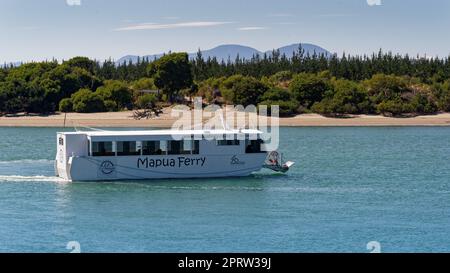 Der Blick über die Bucht in Richtung Rabbit Island von Mapua, die Mapua Fähre im Vordergrund, Tasman Region, Südinsel, Aotearoa / Neuseeland. Stockfoto