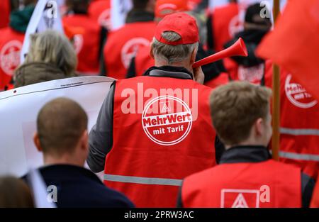 Dresden, Deutschland. 27. April 2023. Mitarbeiter des Dresdner Automobilhandels gehen im Rahmen eines Warnstreiks von IG Metall die Wilsdruffer Straße hinunter. IG Metall verlangt 8,5 Prozent mehr Lohn und einen Bonus für die Inflationsentschädigung. Kredit: Robert Michael/dpa/Alamy Live News Stockfoto