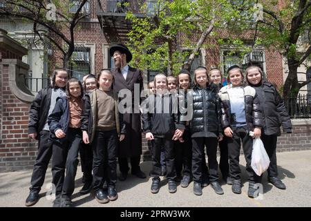 Posiertes Foto einer Klasse von Jeschiva-Studenten und ihrem Rabbi kurz nach der Mitzwa des Segens von neu entstehenden Obstbäumen. In Brooklyn, New York. Stockfoto