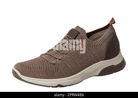 Nahaufnahme eines einzelnen modernen schwarzen Sneakers oder Sportschuhs, isoliert auf weißem Hintergrund. Beschneidungspfad. Eleganter und trendiger herrenschuh. Makro. Stockfoto