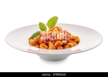 Makkaroni-Pasta mit roter Bolognese-Tomatensoße mit Salbeiblättern in weißem Gericht, italienische Pasta namens Pipette (kleine Pfeife), isoliert auf weißem Boden mit Clip Stockfoto