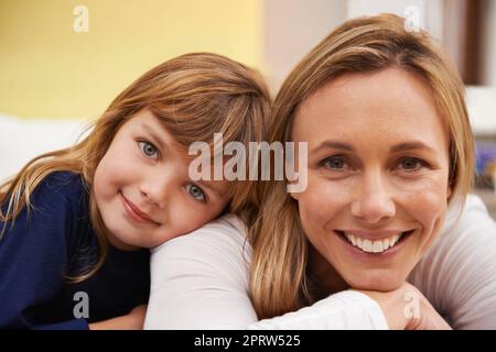 Wertvolle Zeit zusammen. Porträt einer liebevollen Mutter und Tochter zu Hause. Stockfoto