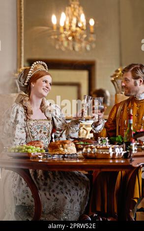 Genießen Sie die Vorteile der königlichen Geburt. Ein königlicher König und eine Königin genießen zusammen ein Essen. Stockfoto
