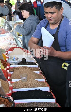 Gewürzverkäufer im Chorsu Basar in Taschkent, Usbekistan Stockfoto