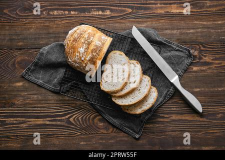 Blick von oben auf hausgemachtes Vollkornbrot auf Scheiben auf dem Küchentisch Stockfoto