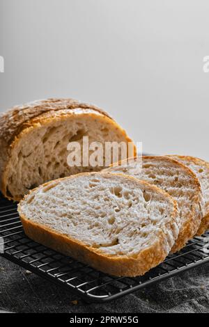 Nahaufnahme von hausgemachtem Vollkornbrot auf Scheiben auf dem Küchentisch Stockfoto