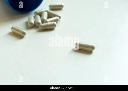 Nahaufnahme von Pillen in Kapseln auf einer Arbeitsplatte Stockfoto