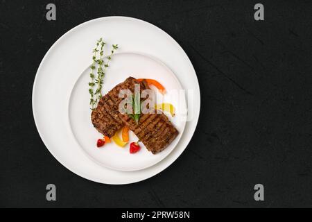Zwei gegrillte Steaks auf einem Teller Stockfoto